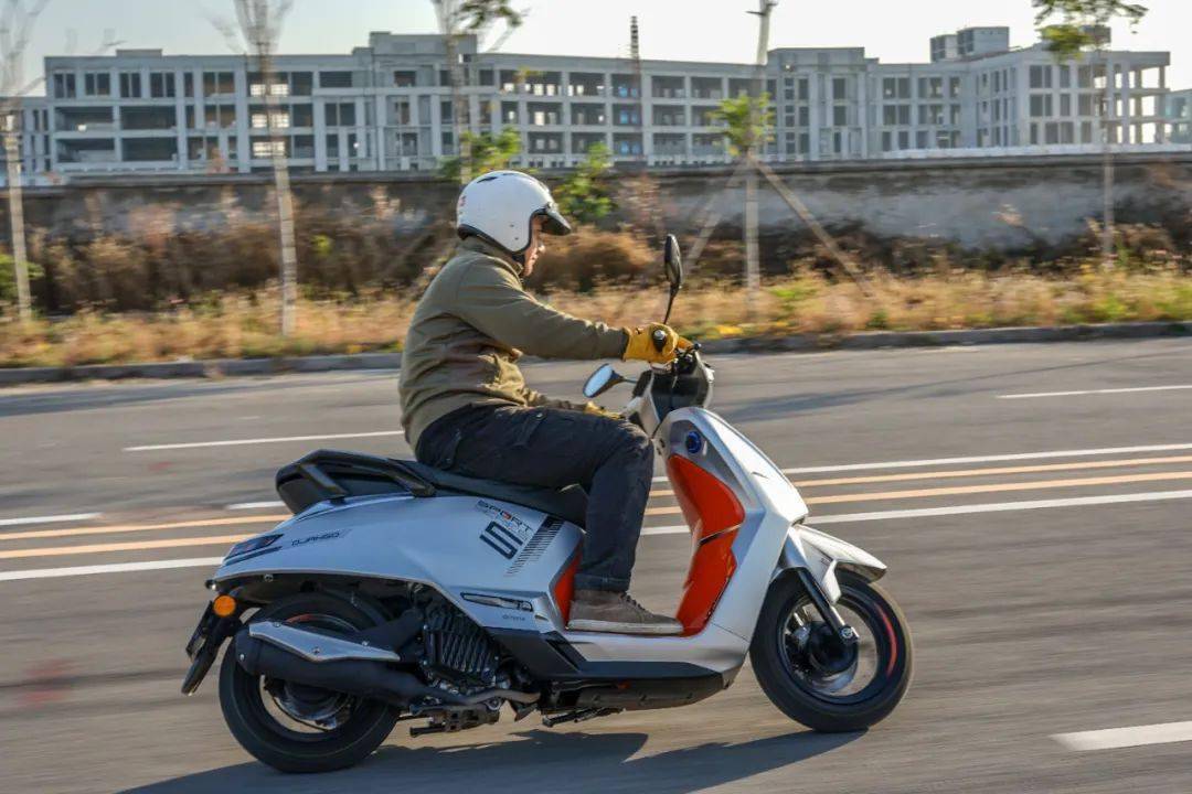 弥补短板,操控加强,试驾体验标致摩托首款现代复古踏板_搜狐汽车_搜狐