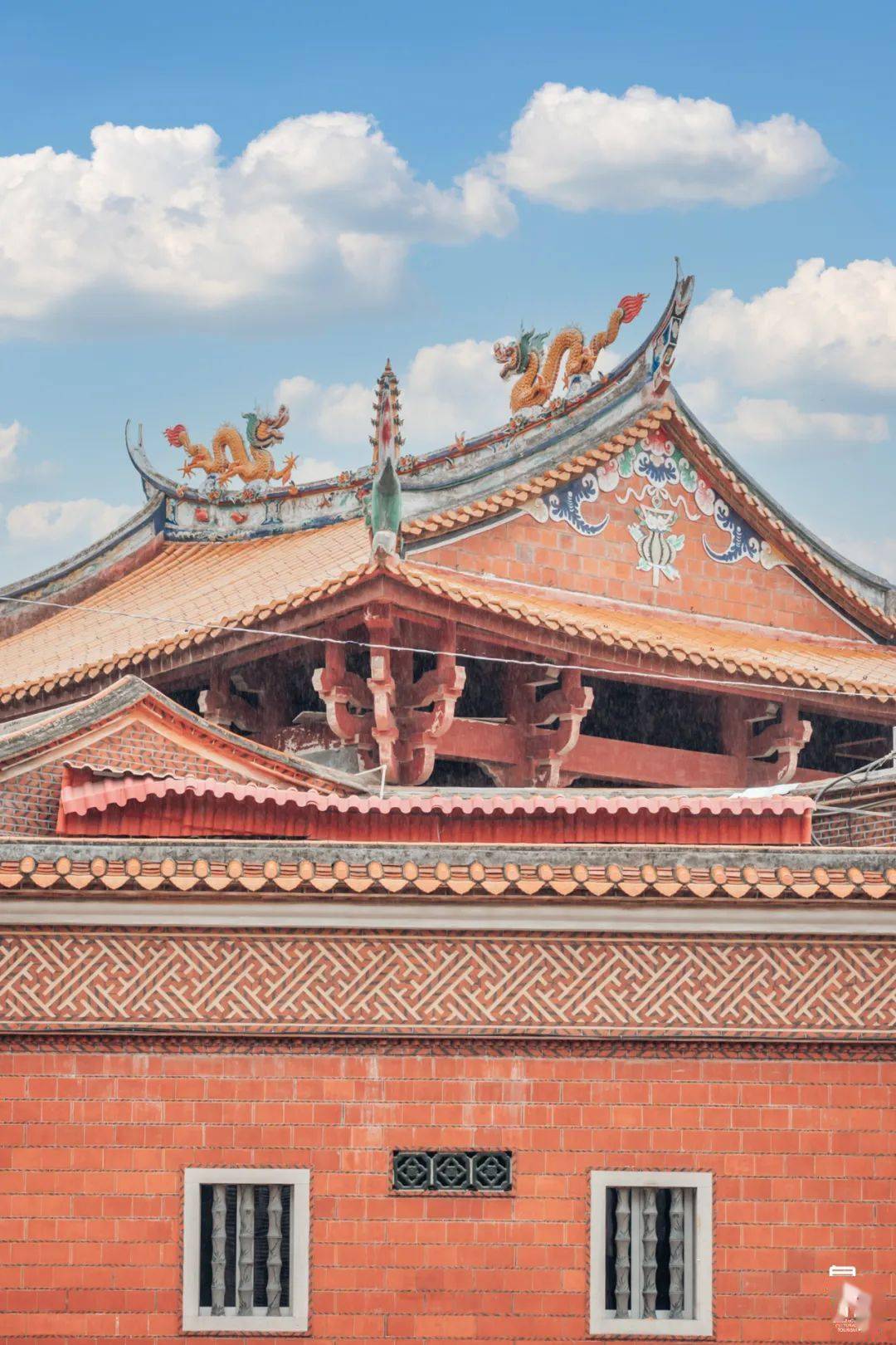 燕尾脊是闽南屋脊最常使用的一种建筑形式,它由正脊做成曲线的形状