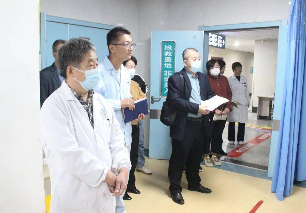 急诊科值班护士接到院前120电话,宁阳县某路段发生一起严重车祸,造成5