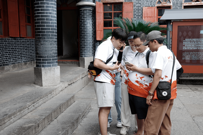 遵义红色之旅"文创产品设计报送单位建筑学院,经管学院指导教师马全宝