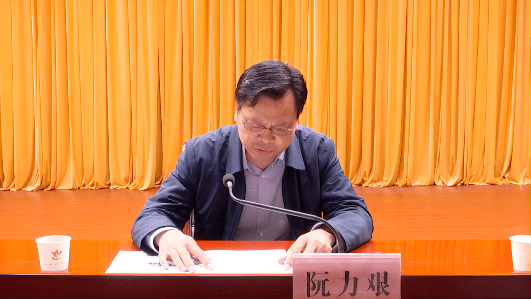 巡视组组长阮力艰代表省委巡视组分别向麻城市委书记汪国兵和麻城市委