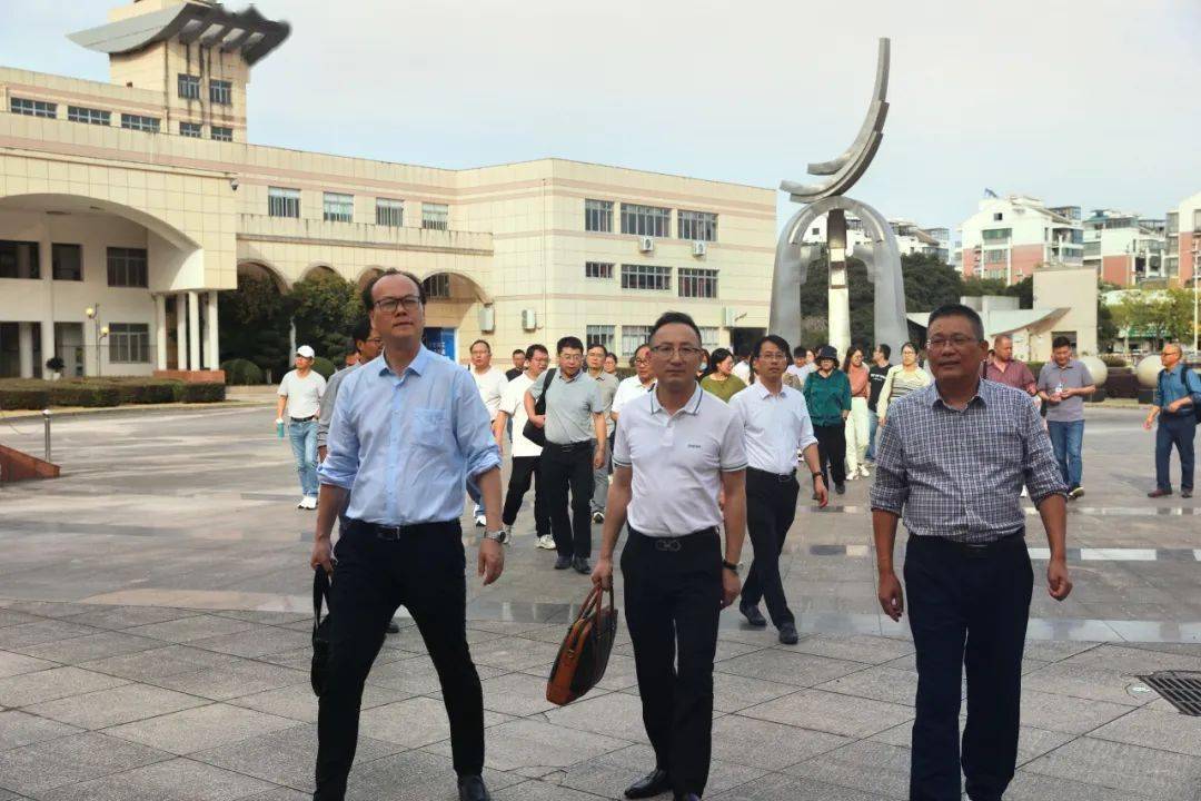 嵊州中学书记,校长叶利平向我校老师们宏观介绍了嵊州中学悠久的历史