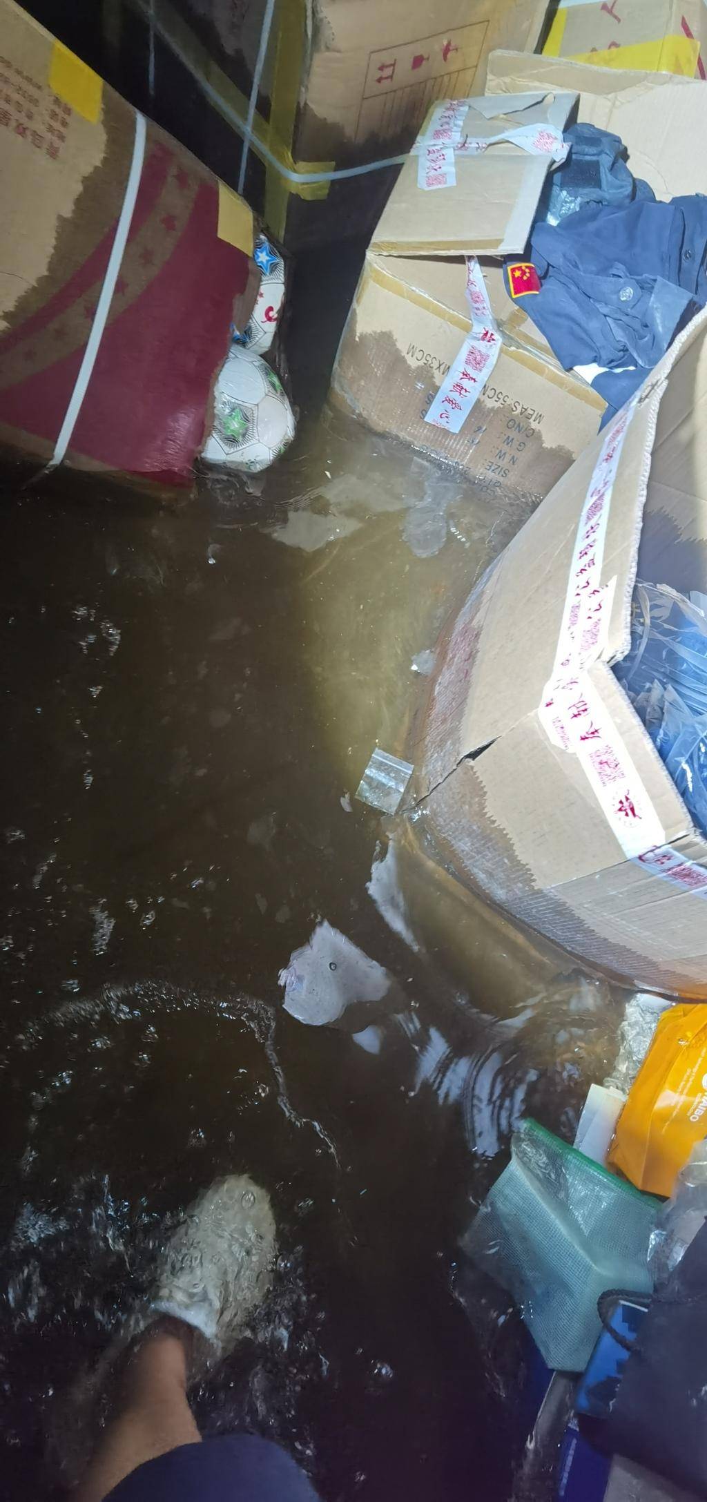 反映:仓库进水没过脚踝 近200万元物资被淹11月3日,青岛救生协会秘书