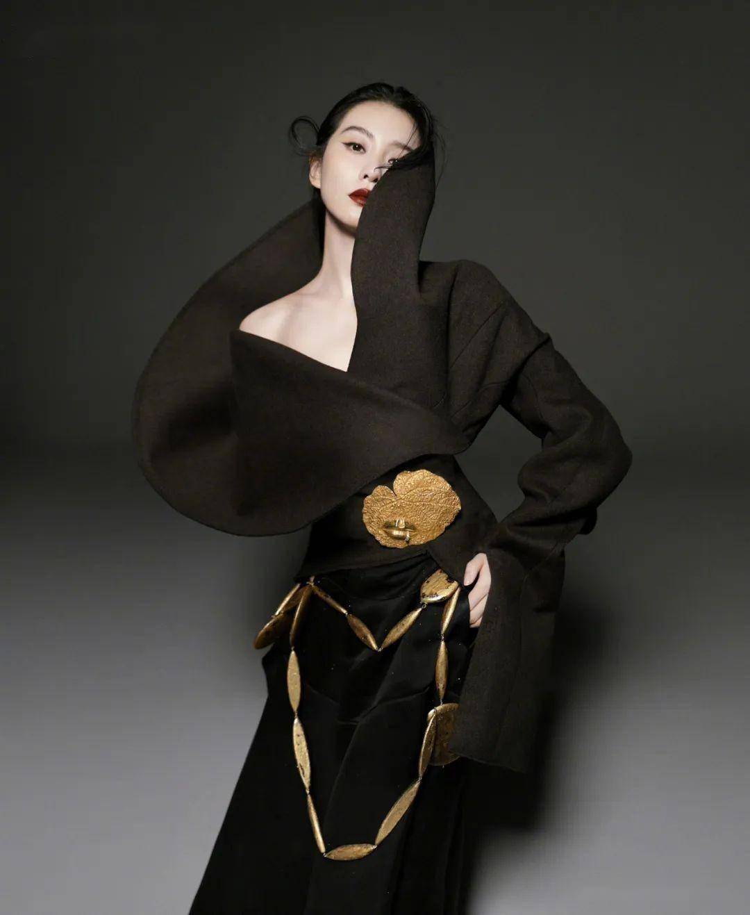 女星刘诗诗《嘉人》封面大片,高级珠宝加身展现大气从容_杂志_关山