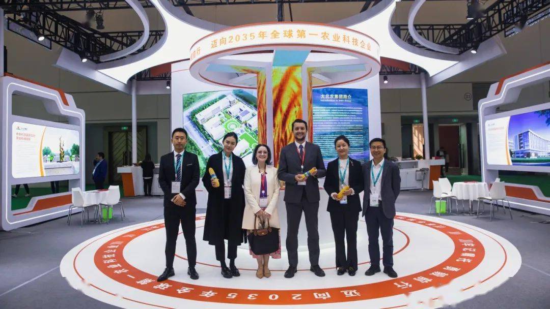 唐仁健部长,北京市和平谷区相关领导等莅临大北农展位,在集团董事长邵