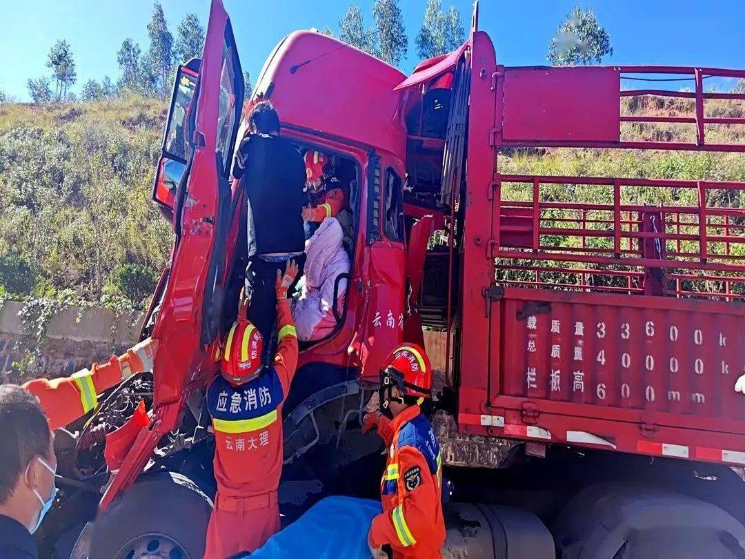 "救"在身边 | 两辆半挂车追尾 车头严重变形!_救援_人员_驾驶室