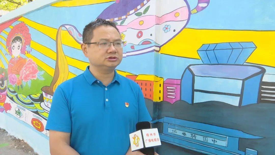 这里的围墙穿上了七彩"新衣"_红岭小学_梧州市_彩绘