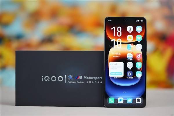 “**舷窗”吸睛！iQOO 12赛道版图赏(图1)