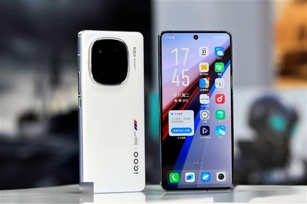 屏幕刷新率最高的骁龙8 Gen3旗舰！iQOO 12明天发(图1)