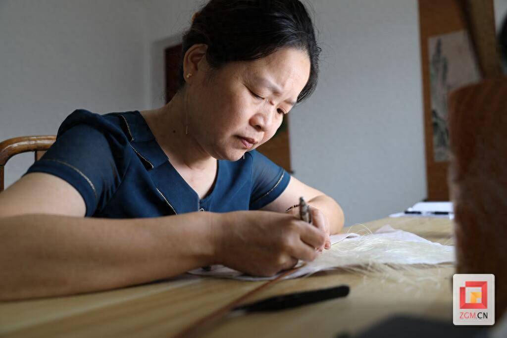 的自贡市龚扇竹编工艺厂,看到龚扇第五代传承人龚倩的艺徒——周群英