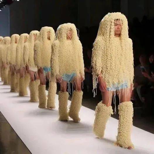 有不同的泡面样式,有些还搭配泡面桶,泡面盒等,而穿着奇装异服的模特