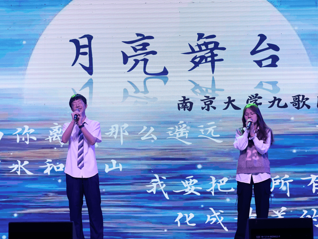 我们仿佛看到热闹的大观园,看到宝黛木石前盟,前生今世;足球