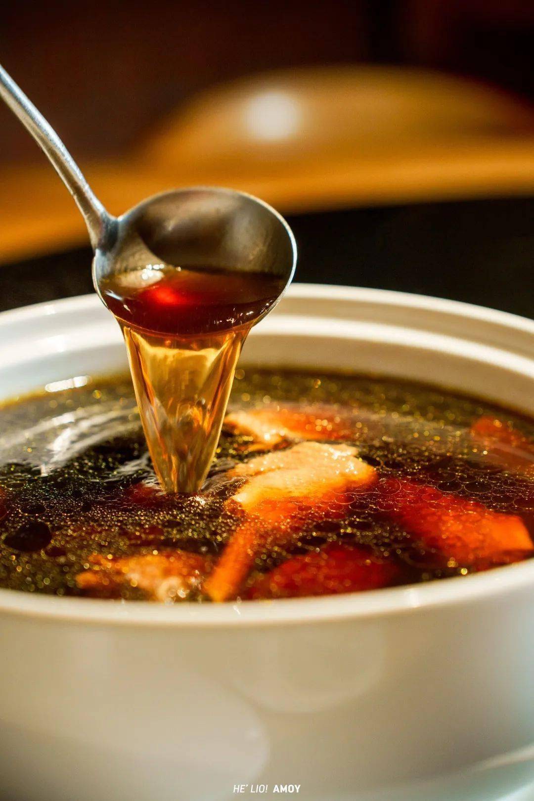 一口肥肠,一口牛肚菌,细微的油脂在口中迸发.