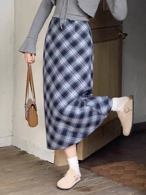 内搭方面,可以选设计款来丰富整体造型,比如优雅飘带衬衫或简约条纹