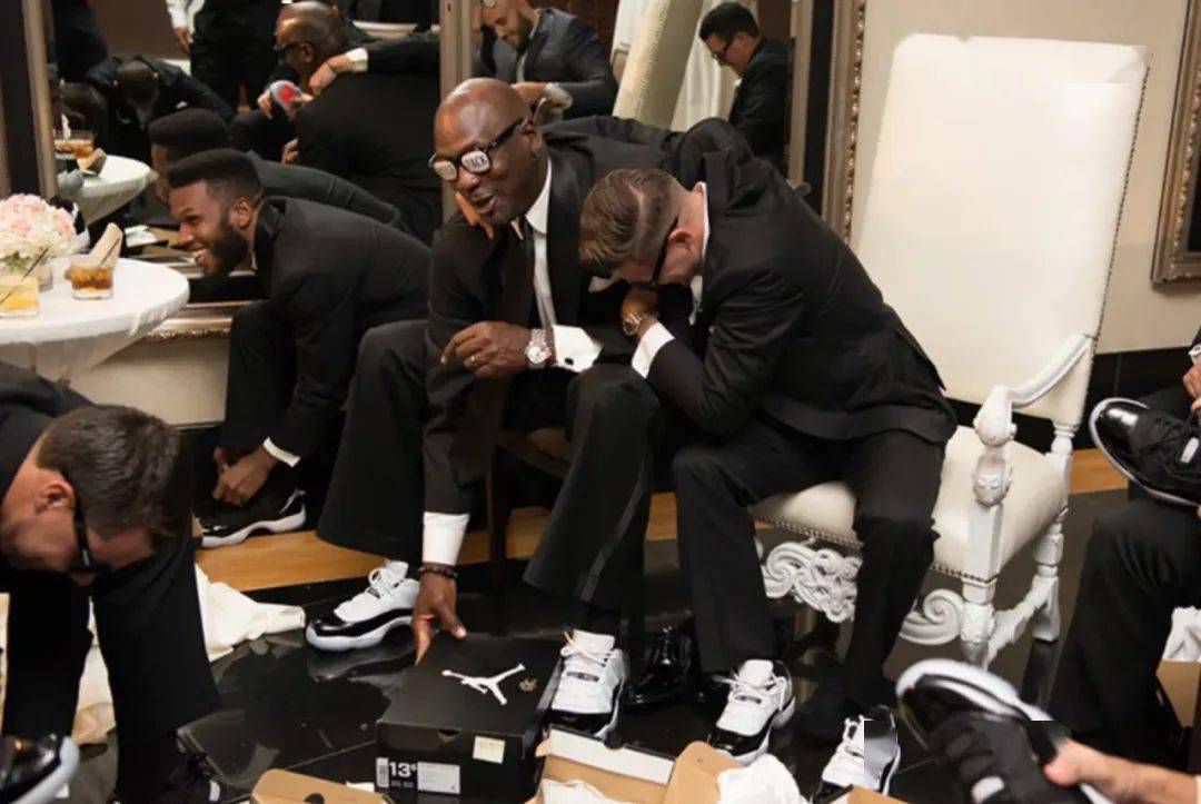 用 air jordan 11 来搭配当晚的西装装扮,毕竟 michael jordan 在看到