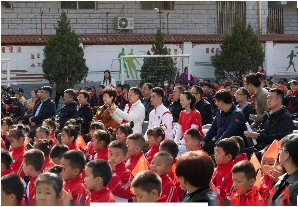 甘肃省体育运动学校少儿武术训练基地授牌仪式暨亚运冠军进校园活动