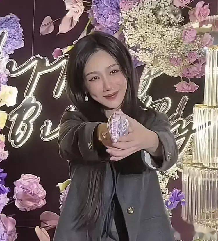 杨紫庆生照曝光,面部变化引热议,疑似整容传闻再起_祝福_生日_视频