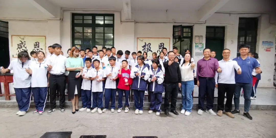 到贵州榕江第二中学开展劳动教育实践活动朱凯怡老师在榕江二中为学生