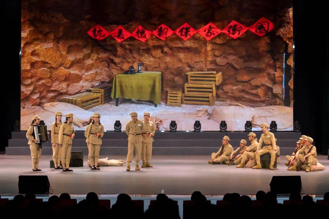 上这看似格格不入的放松场面还有那欢快优美的舞蹈快板声,手风琴声