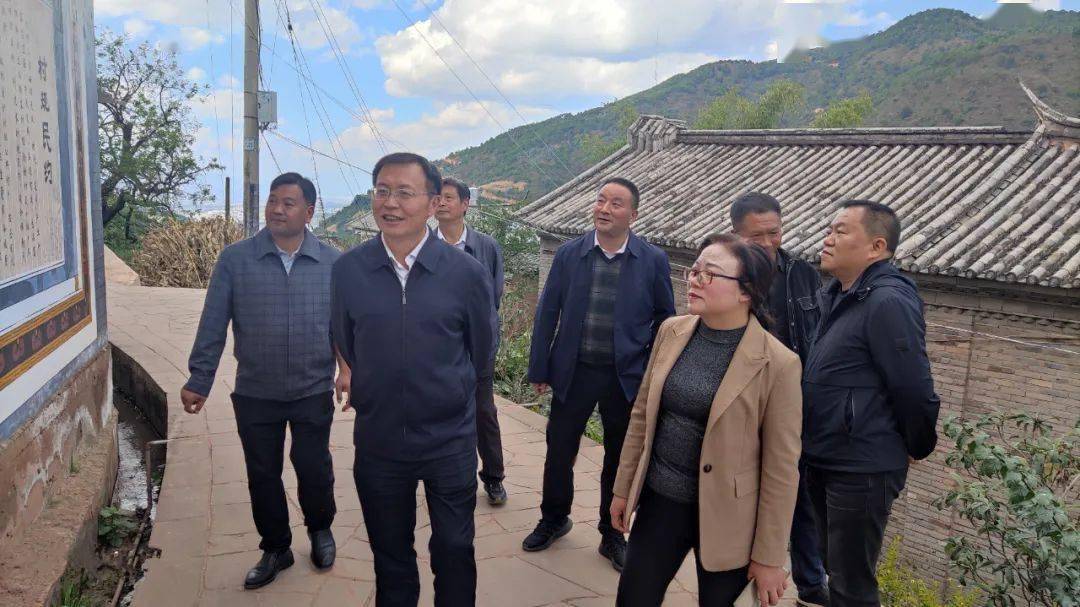 11月8日,州人大常委会副主任彭云宁率调研组到巍山县就提高立法质量