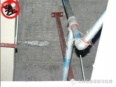 吊顶内管道麻丝未清理,丝扣未防腐地漏位置不合适大于1200mm风管下未