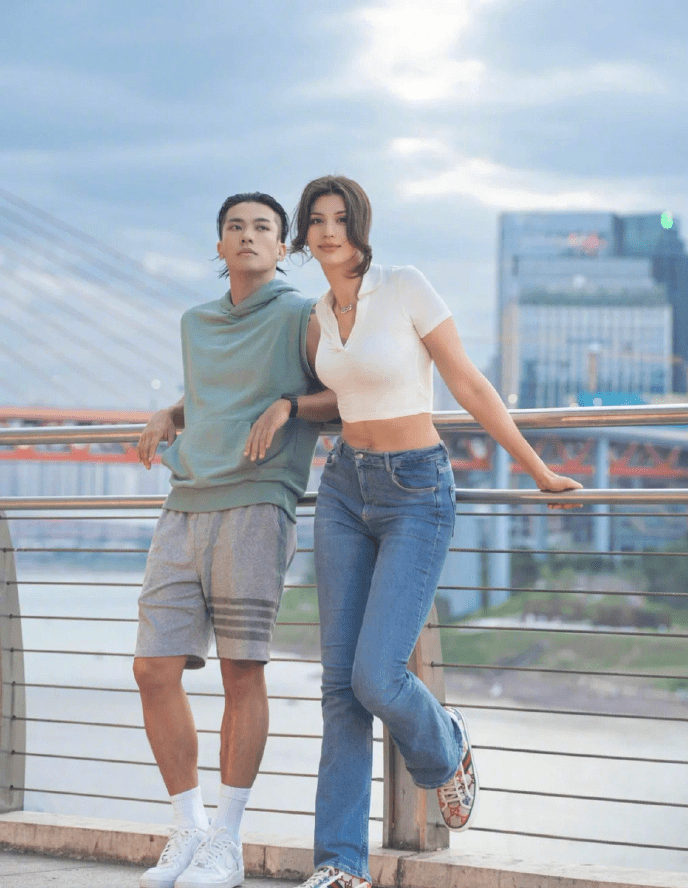 xiaofeng,其名字与网红"仲尼"同名,英文名为xiao fong jhony(缩写为xf