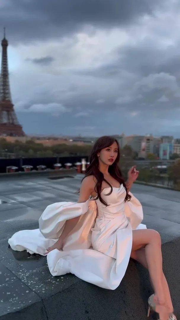 陈静忽然披嫁衣 法国街头露出34e疑闪婚_dada_婚照_婚纱