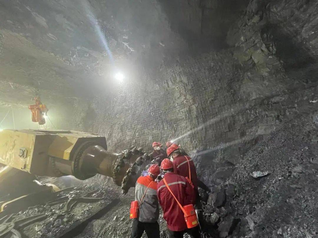 掘进磷矿!徐工xtr7/360掘进机点磷成金_施工_机械_开采