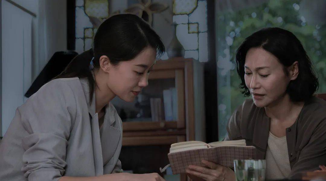 在搜寻线索的过程中,她为死刑犯辩护的行为受到了死者家属林淑娥的