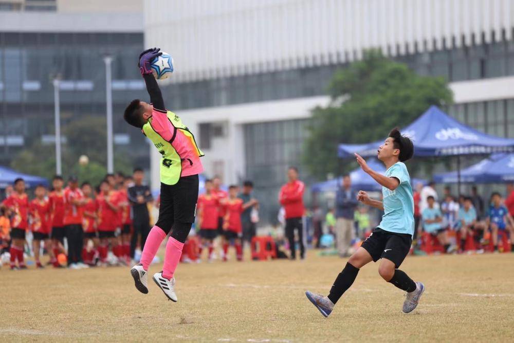 对于榄核二中的学子们而言,足球已经是校园生活中不可或缺的"好伙伴"