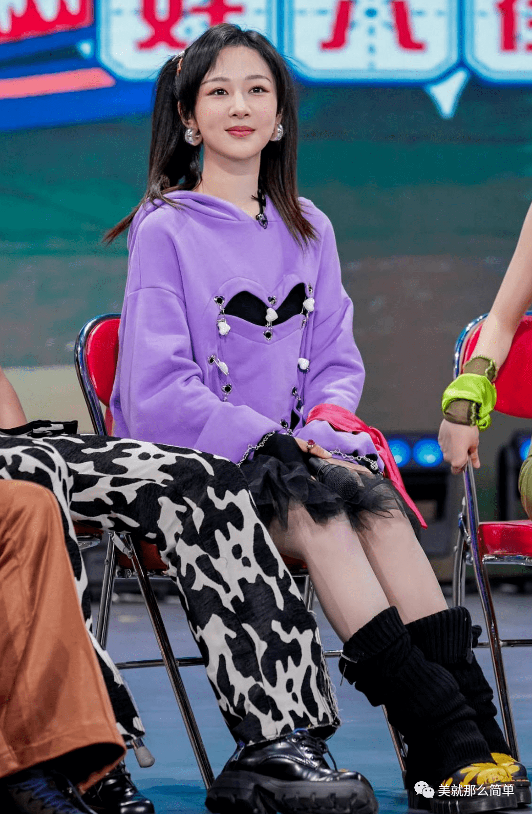 【杨紫】李沁的黄色卫衣,外搭一件格纹西装,头戴同色系的棒球帽,一条