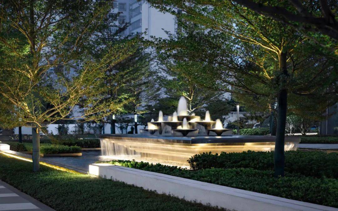 我们注重人在空间的穿行体验,入口水景的迎宾感,林下穿行的品质感