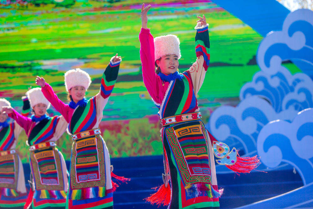 11月10日,西藏自治区群众演员在拉萨市曲米路公园表演节目.