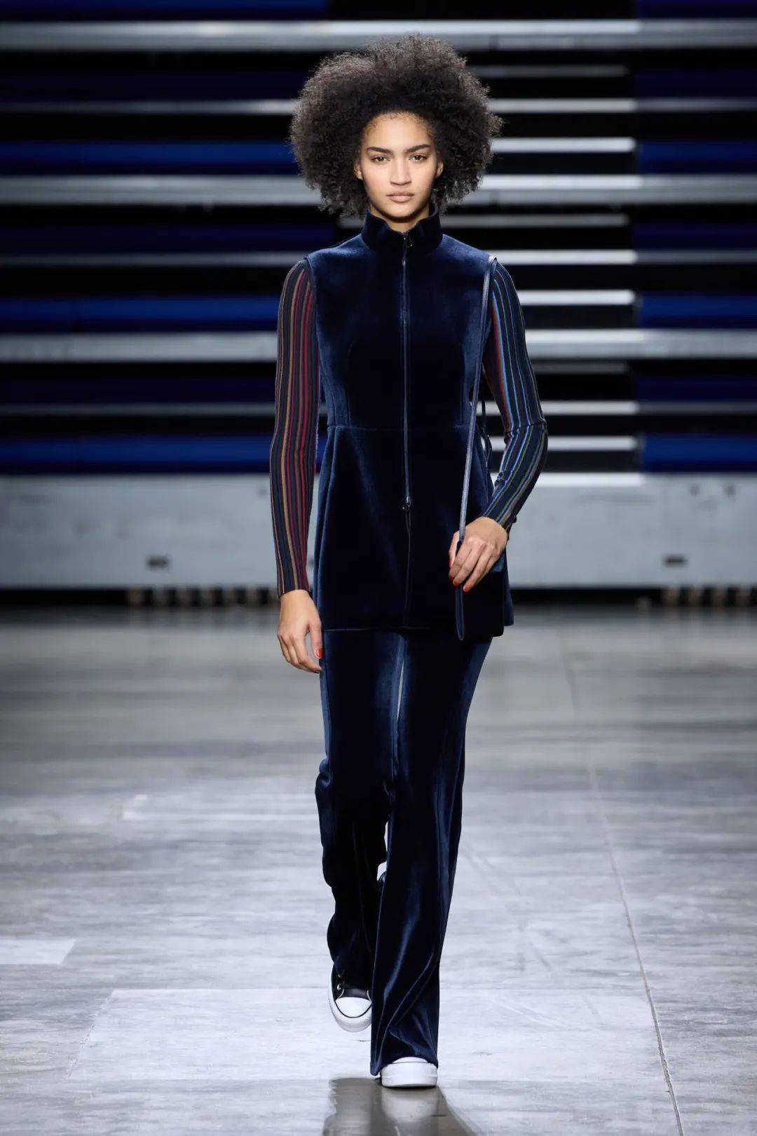 品牌秀场上的午夜蓝:▊max mara 2024 春季成衣时装秀▊jun ashida