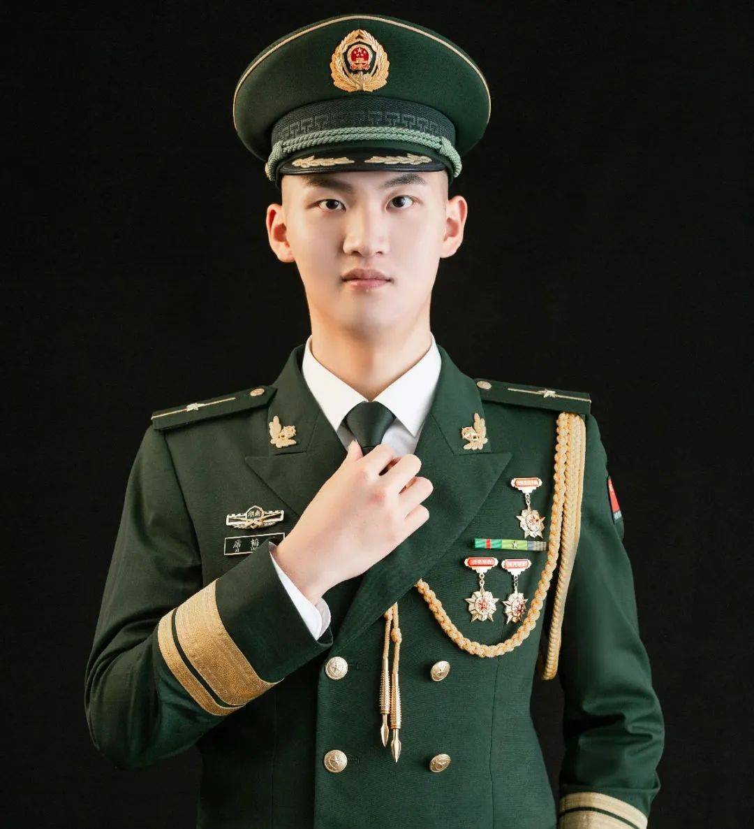 写着写下了戍边申请书综合成绩排名第一的他从武警警官学院毕业了这