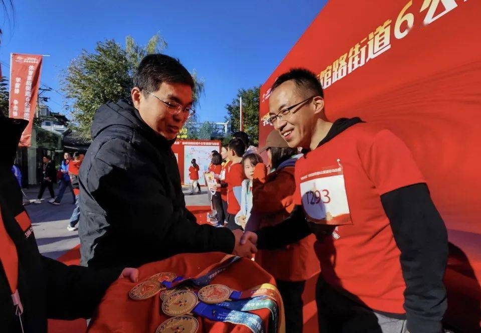 随着发令枪响,参赛选手们迅速开跑,奔跑者们矫健的身姿成为街头最靓丽