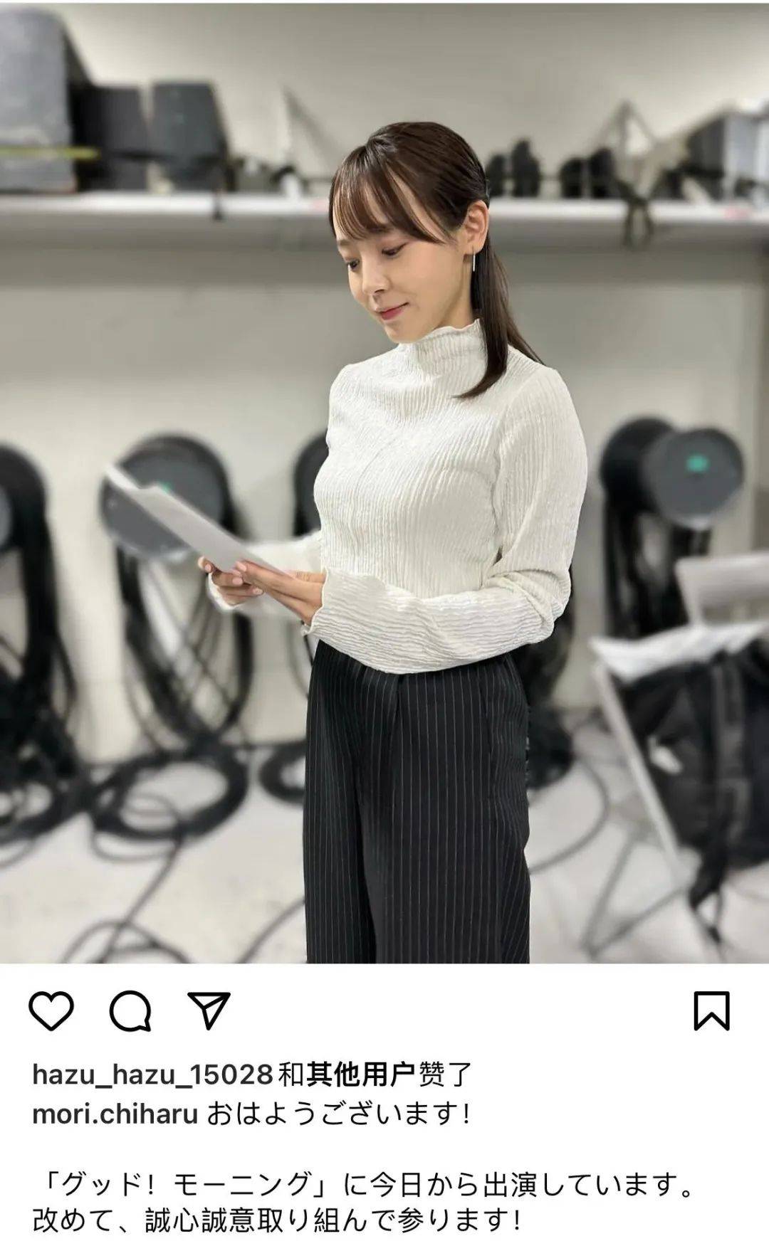 日本美女主播深夜醉酒,当街与男同事摔跤肉搏,踢屁股