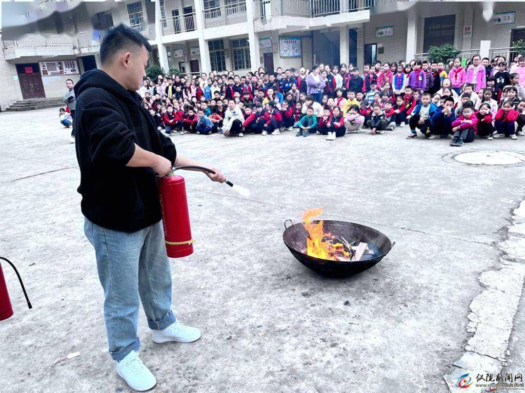 大寅中学11月9上午,一阵急促的警报声拉开了大寅中学消防演练的帷幕