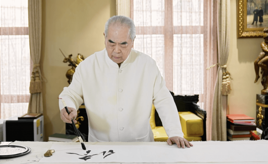 图:中国著名书画家,当代国学大师,诗人范曾11月11日,中国著名书画家