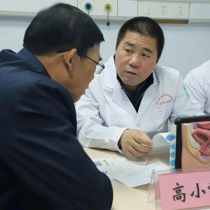 上海胸科医院肿瘤内科李子明教授(右下)▲上海第九人民医院科重症医学