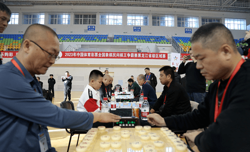 国家级裁判,黑龙江省棋牌协会象棋分会裁判委员会副主任张弘给予了