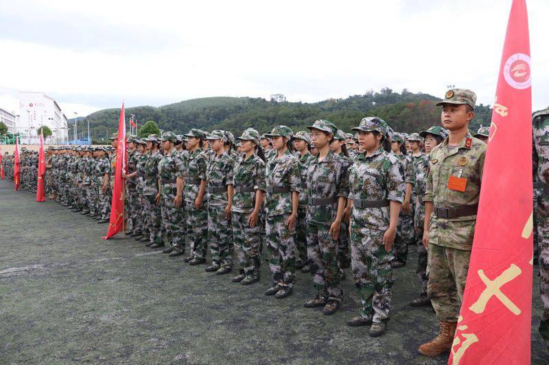 百色学院举行2023级学生军训成果汇报暨总结表彰大会_表演_队列_吴淑