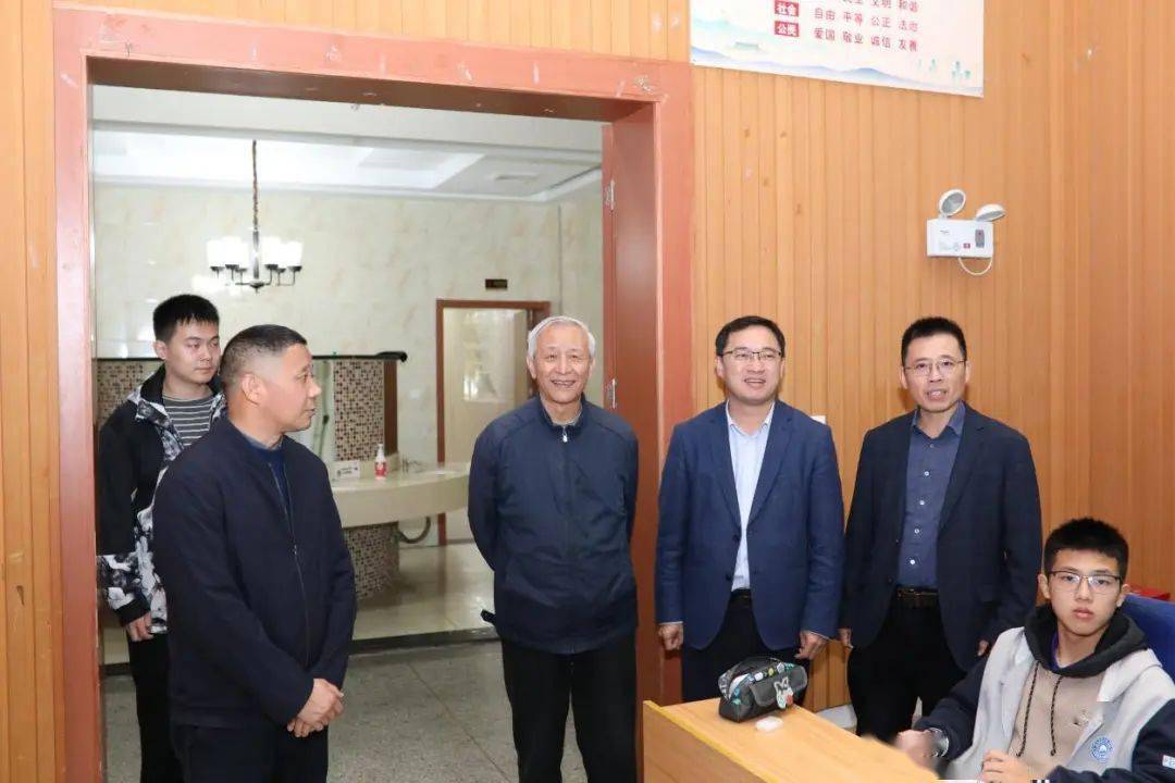 衢州二中党委书记翁胜华,校长王飞,党委委员,纪委书记廖如舟,党委委员