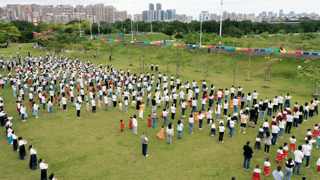 女子组方面,陈丽琴以1小时21分44秒获得半程马拉松女子冠军;钟泽娜和