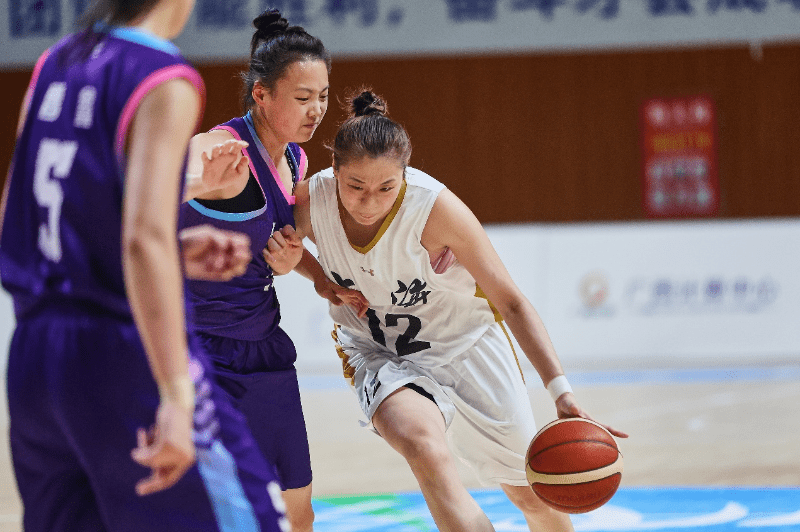 交大女篮队由体育系主任王坤老师担任领队,丛学娣,张旭和宋顺等老师