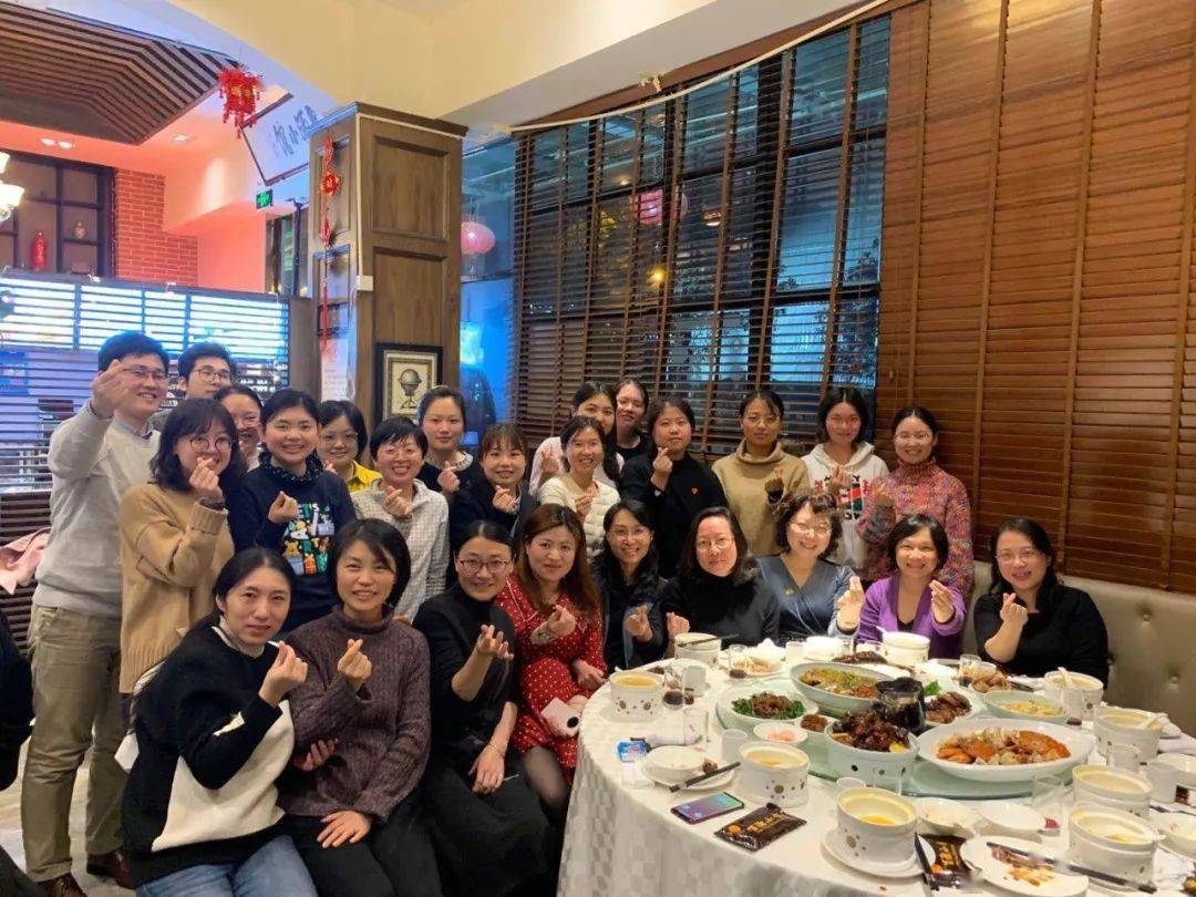 研究过程中遇到挫折时,徐虹会和学生共同思考解决方法,启发学生的思路