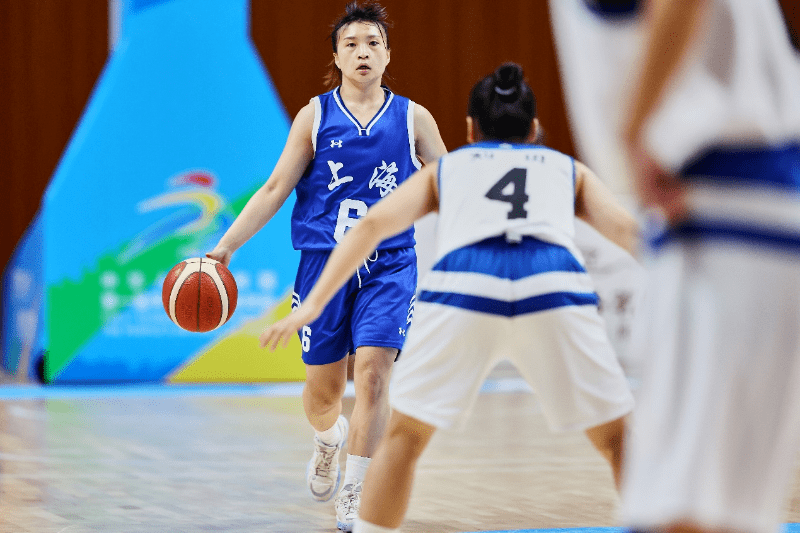 交大女篮队由体育系主任王坤老师担任领队,丛学娣,张旭和宋顺等老师