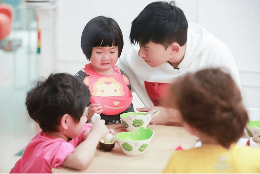 张杰罕晒与三个女儿合照,跳跳俏俏长高不少,小芽萌态十足_谢娜_音乐