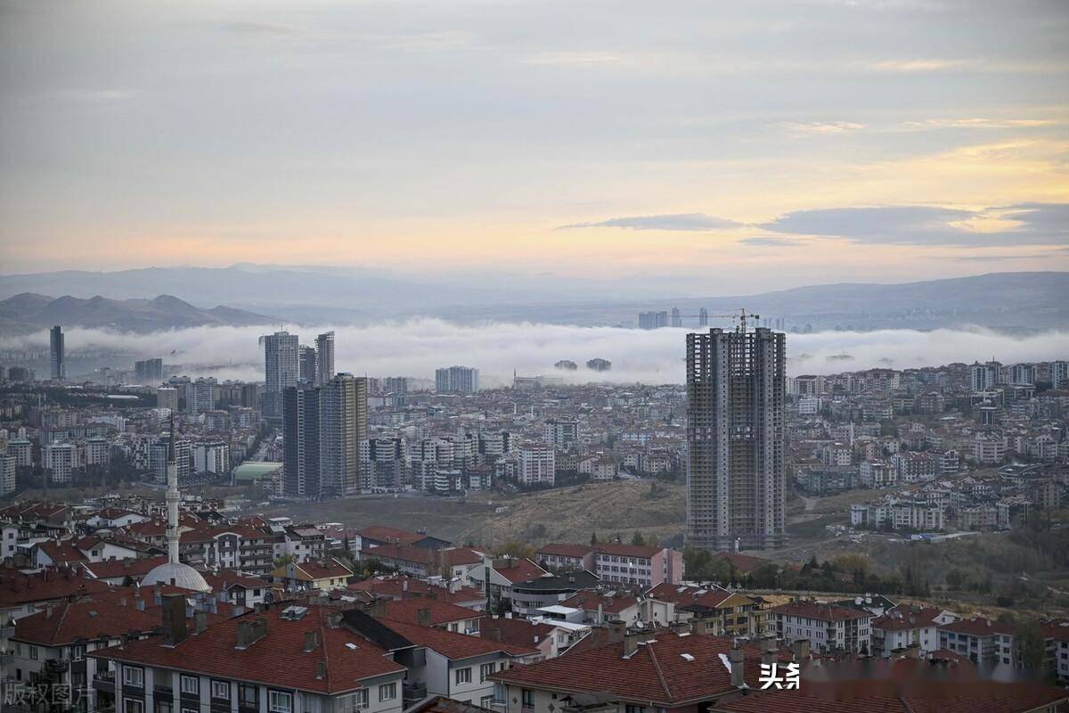 土耳其安卡拉大雾弥漫,城市天际线隐藏其中