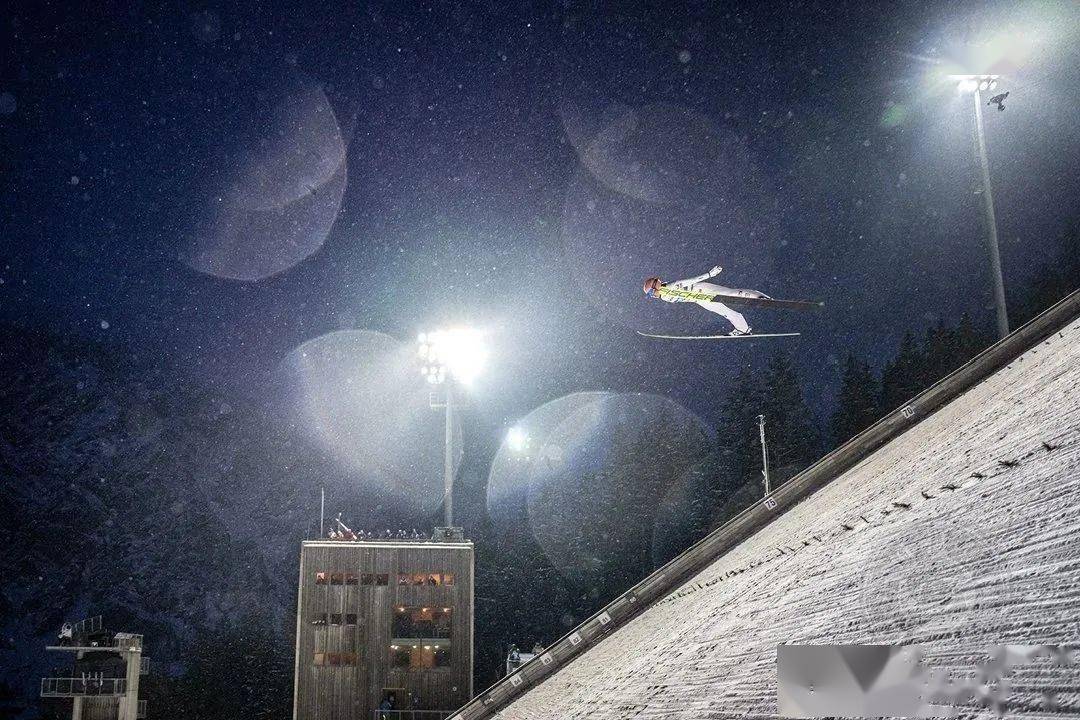 在斯洛文尼亚普拉尼卡举行的世界滑雪锦标赛上,一名跳台滑雪运动员在
